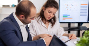 Profissionais analisando relatórios financeiros sobre Controladoria na tomada de decisão para PMEs