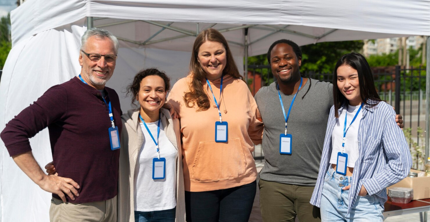 Equipe organizadora reunida em evento ao ar livre, representando o licenciamento de eventos e intervenções urbanas