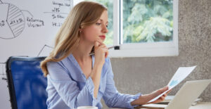 Profissional analisando relatórios sobre Planejamento Tributário Como reduzir impostos da empresa com segurança